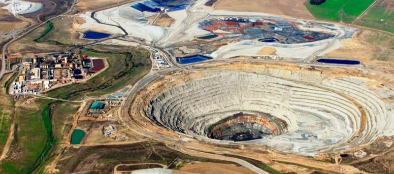 Mine-a-ciel-ouvert-de-cuivre-plomb-zinc-de-Las-Cruces-en-Espagne-Cliche.png